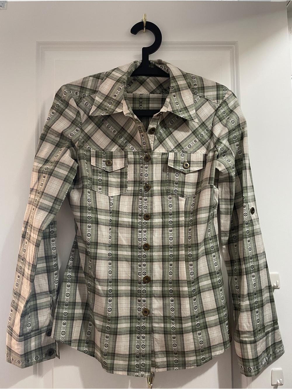 Suzy Shier Green and White Plaid Button-Up Blouse